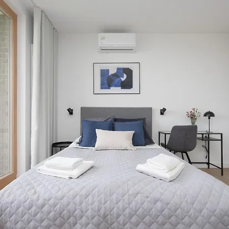 Exclusive And Modern In With Air Conditioning And Desk By Renters ורשה